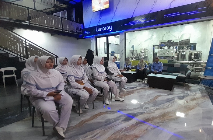 Pelajar Farmasi dari Dua SMK Cirebon Belajar Langsung Proses Industri di Lunaray Beauty Factory